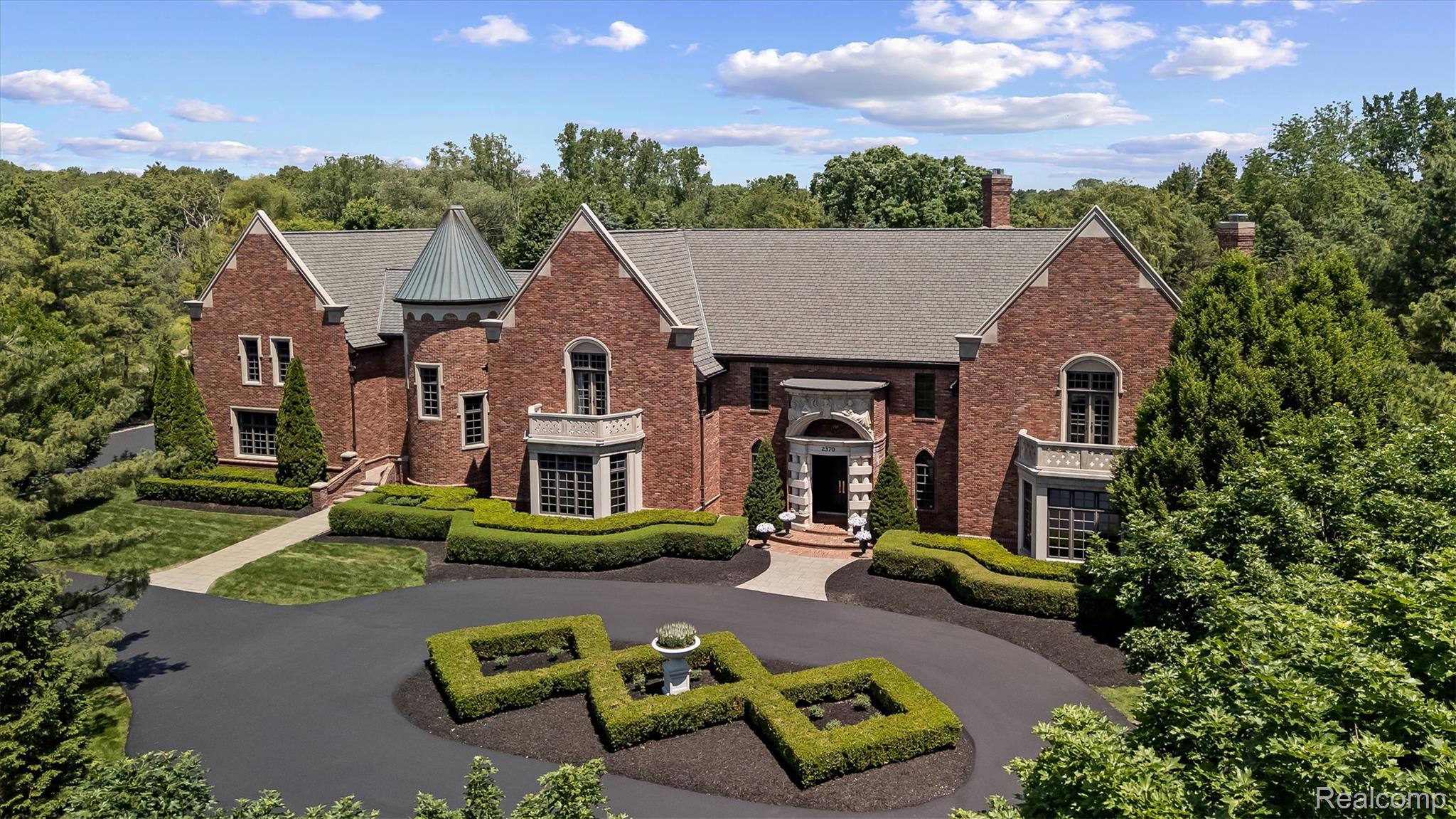 2370 Pond Vallee Drive