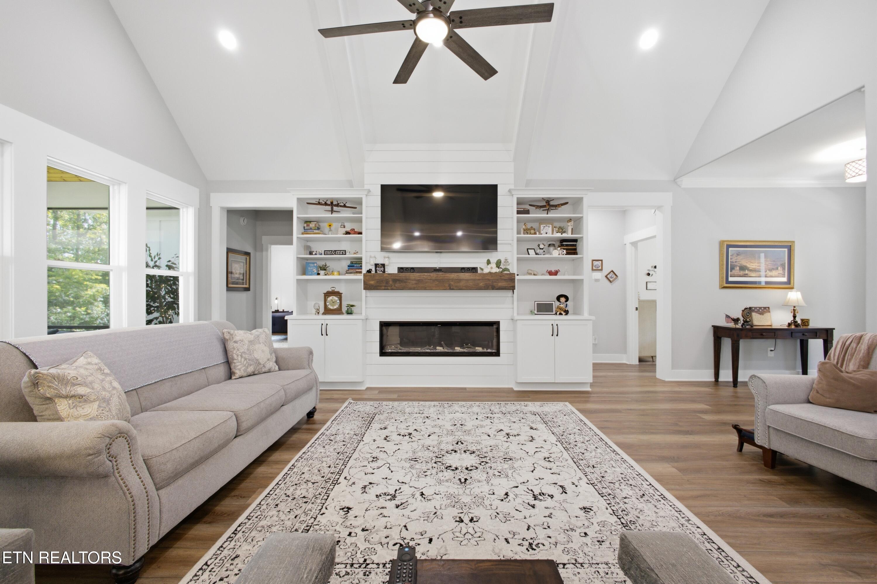 114 W Mountain Drive