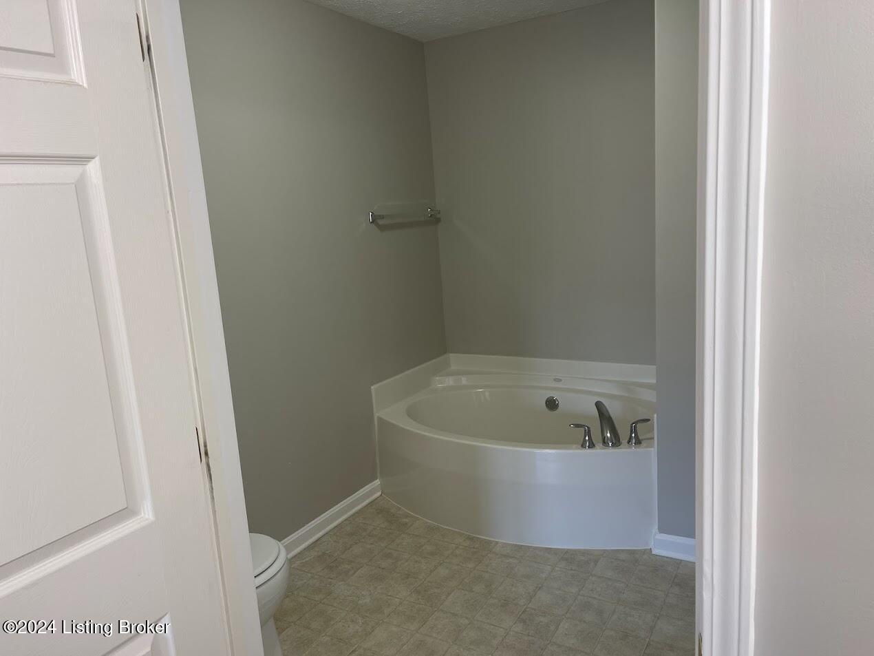 5030 Woodridge Lake Blvd