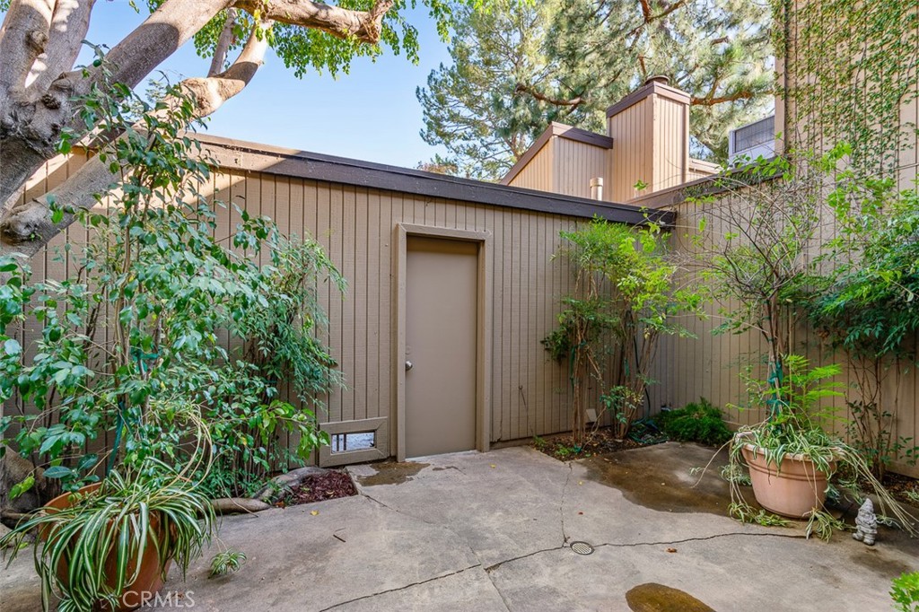 242 N ORANGE GROVE Boulevard