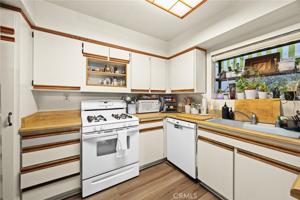 242 N ORANGE GROVE Boulevard