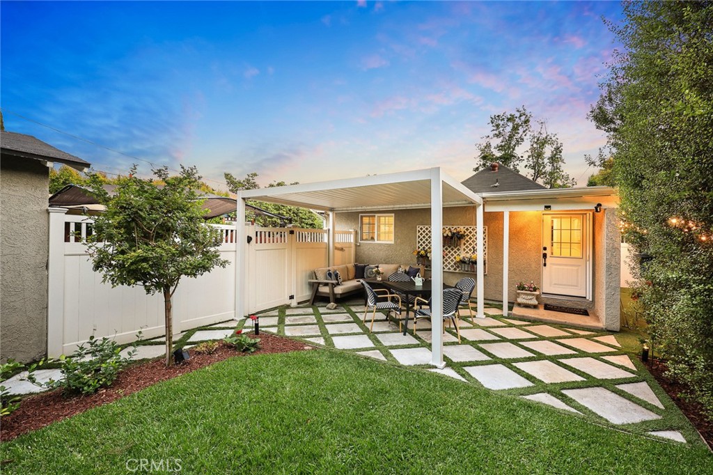 327 E LEMON Avenue