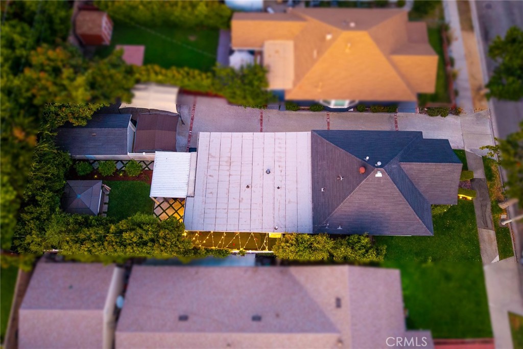 327 E LEMON Avenue