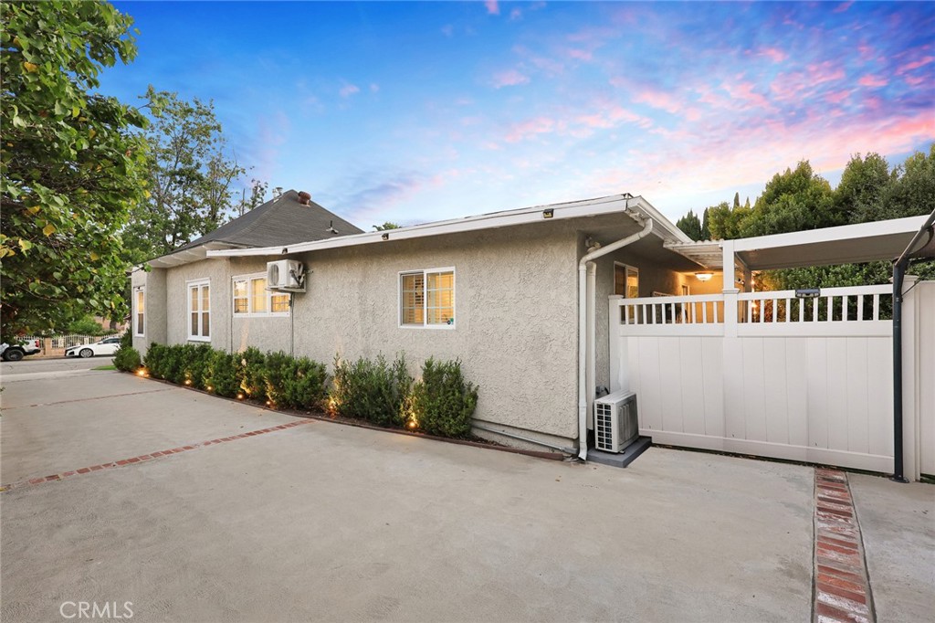 327 E LEMON Avenue
