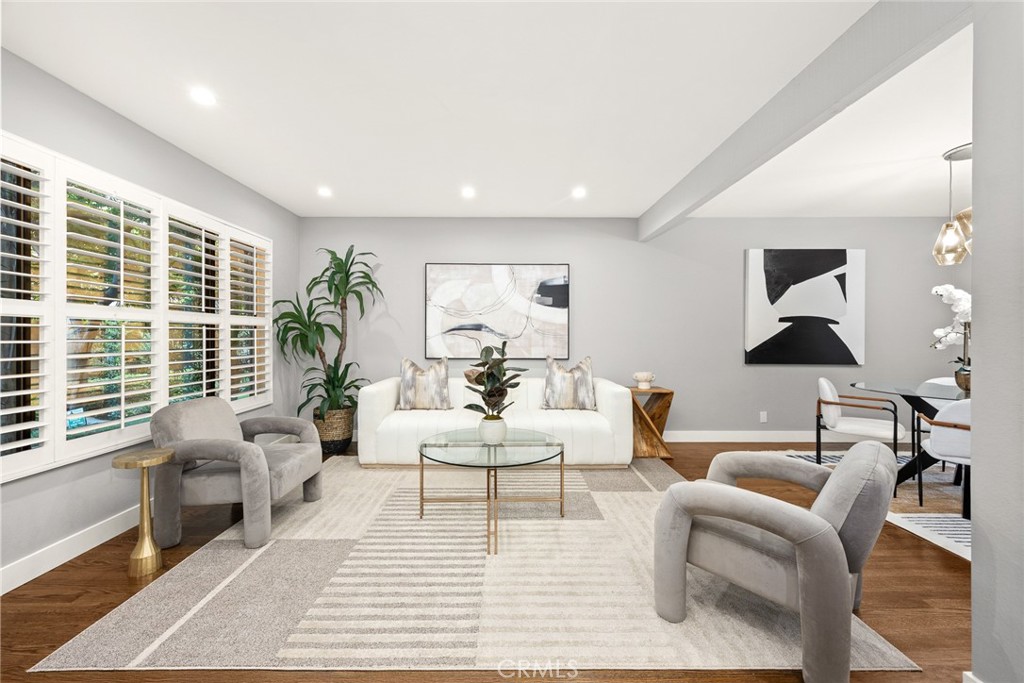 495 W WALNUT Street