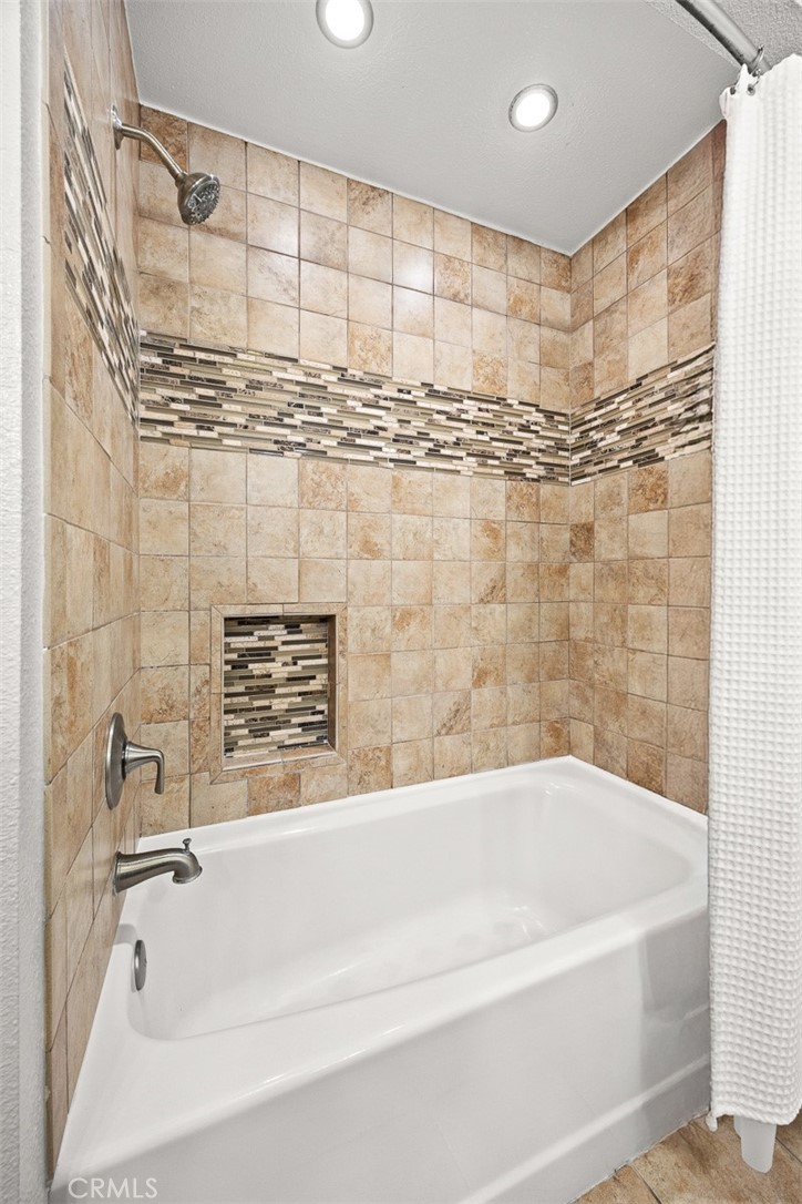 495 W WALNUT Street
