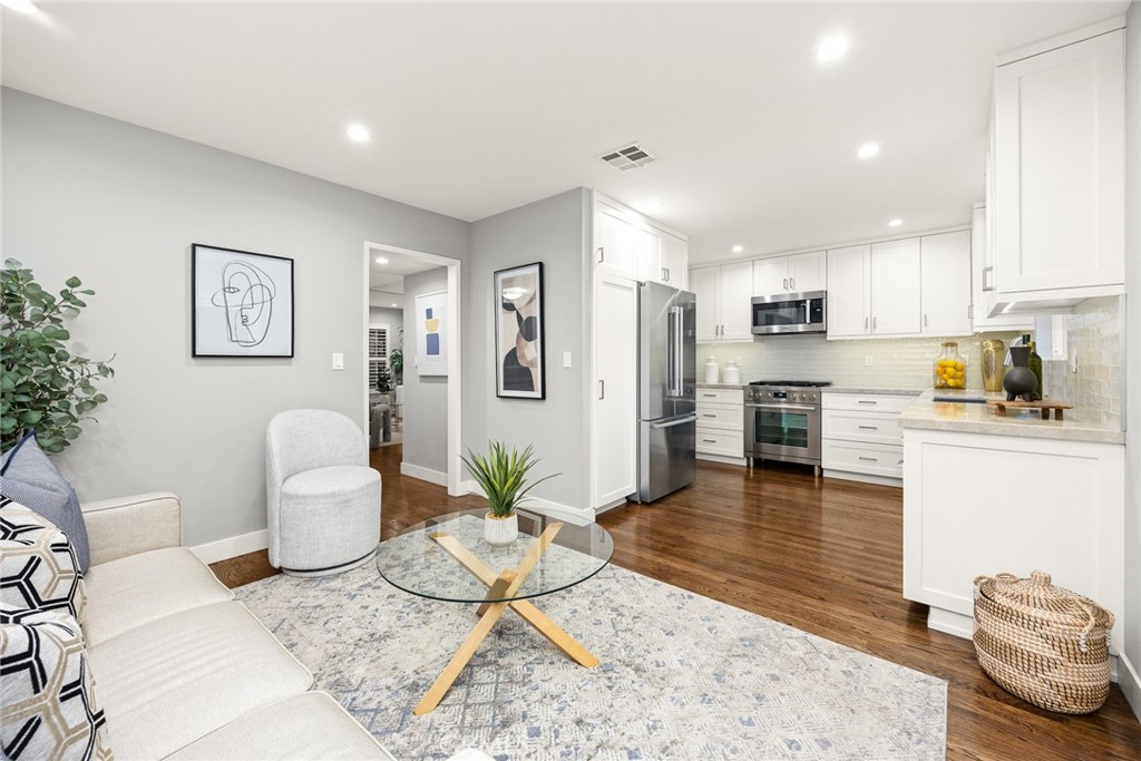 495 W WALNUT Street