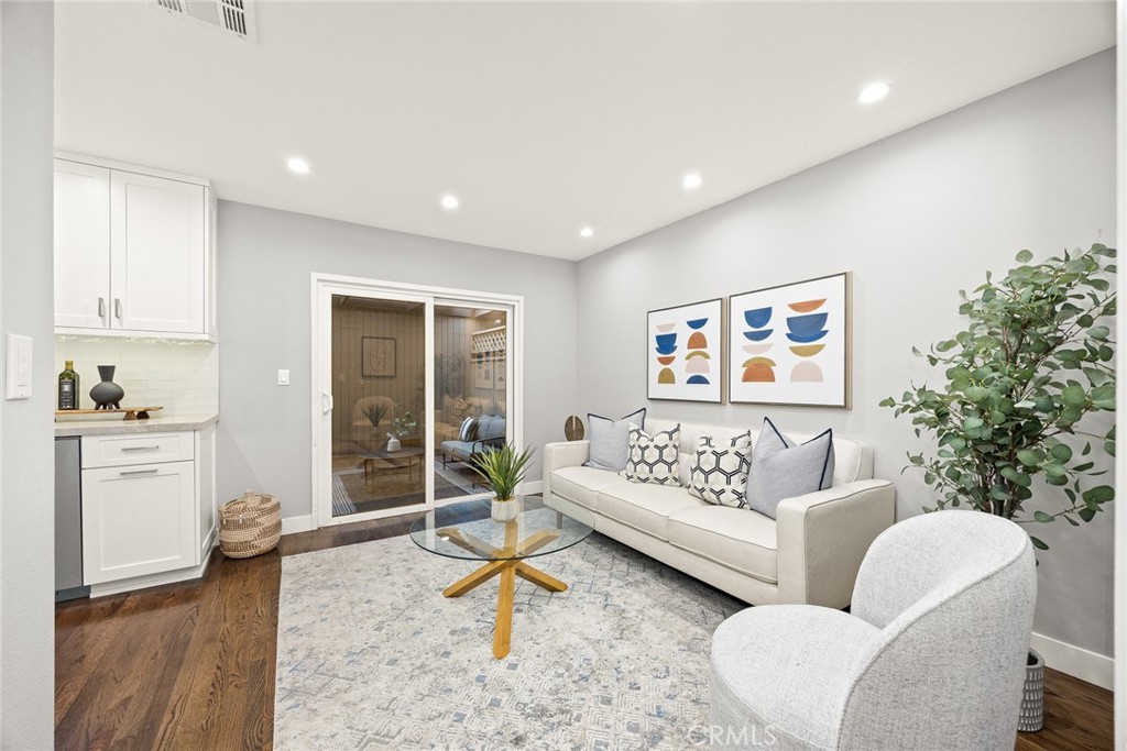495 W WALNUT Street