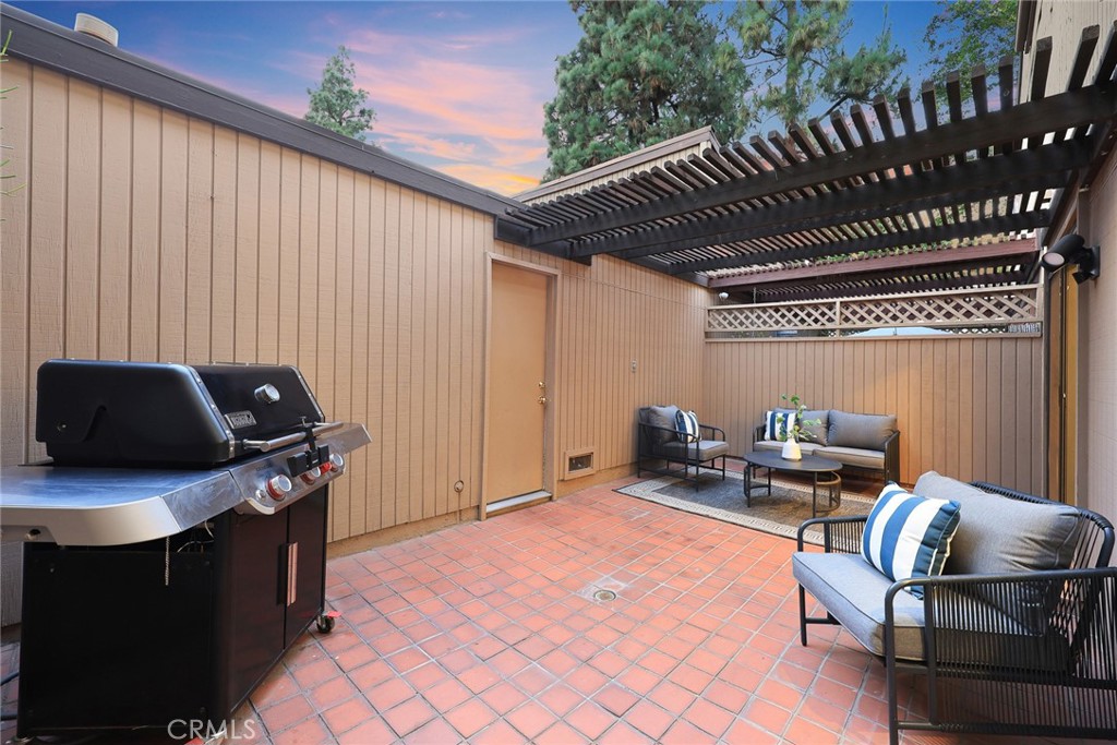 495 W WALNUT Street