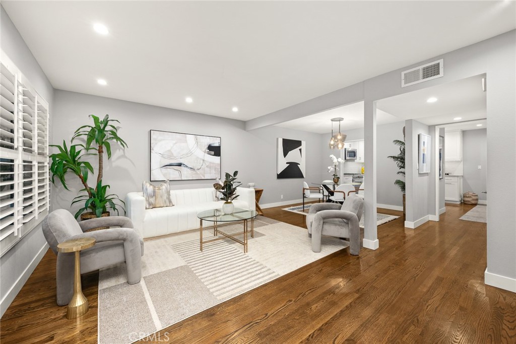 495 W WALNUT Street