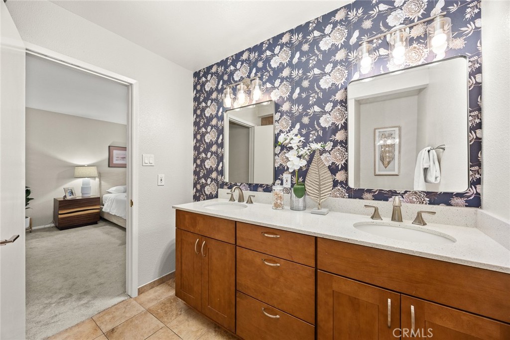 495 W WALNUT Street