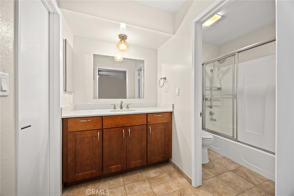 495 W WALNUT Street