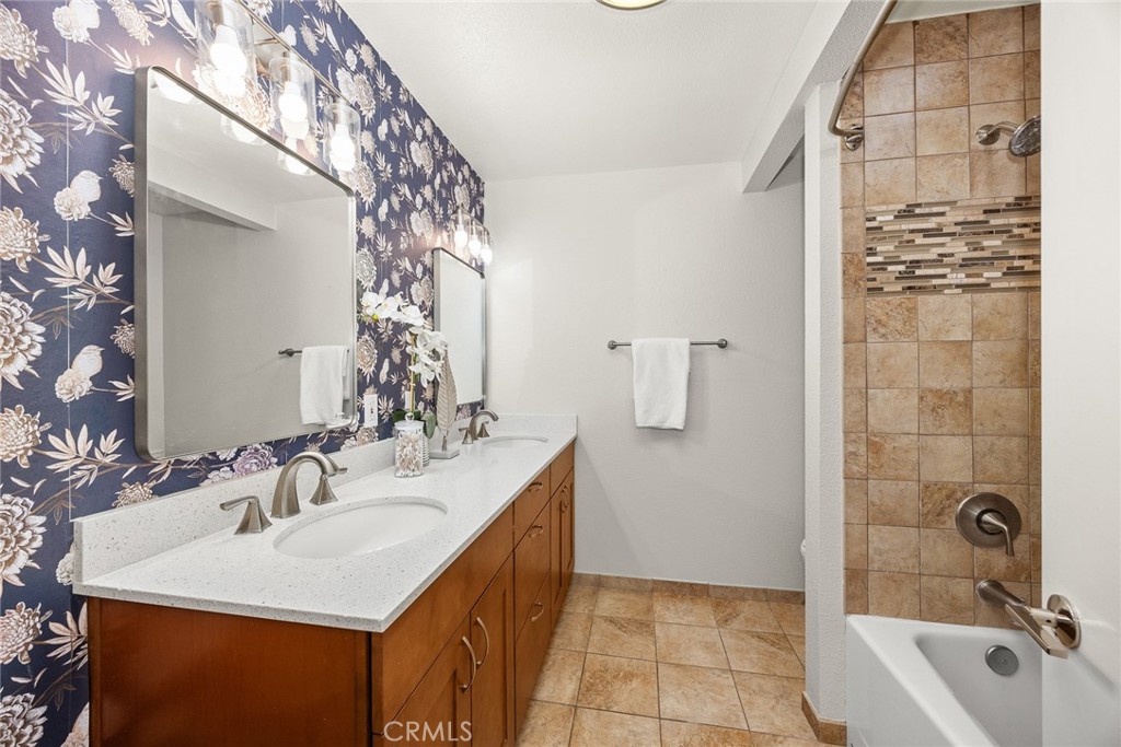 495 W WALNUT Street
