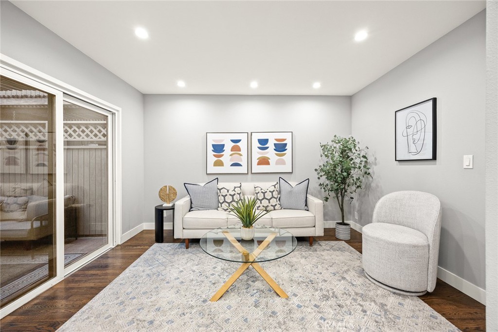 495 W WALNUT Street