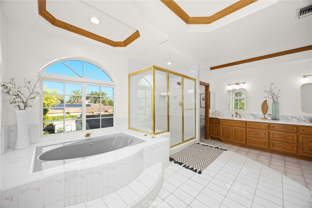 151 E LONGDEN Avenue E