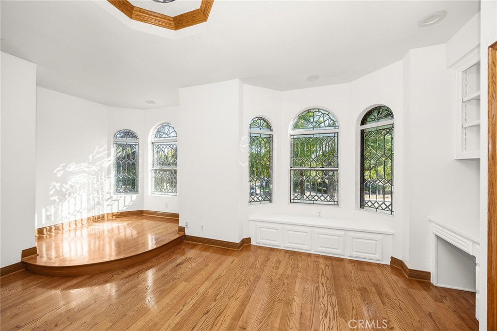 151 E LONGDEN Avenue E