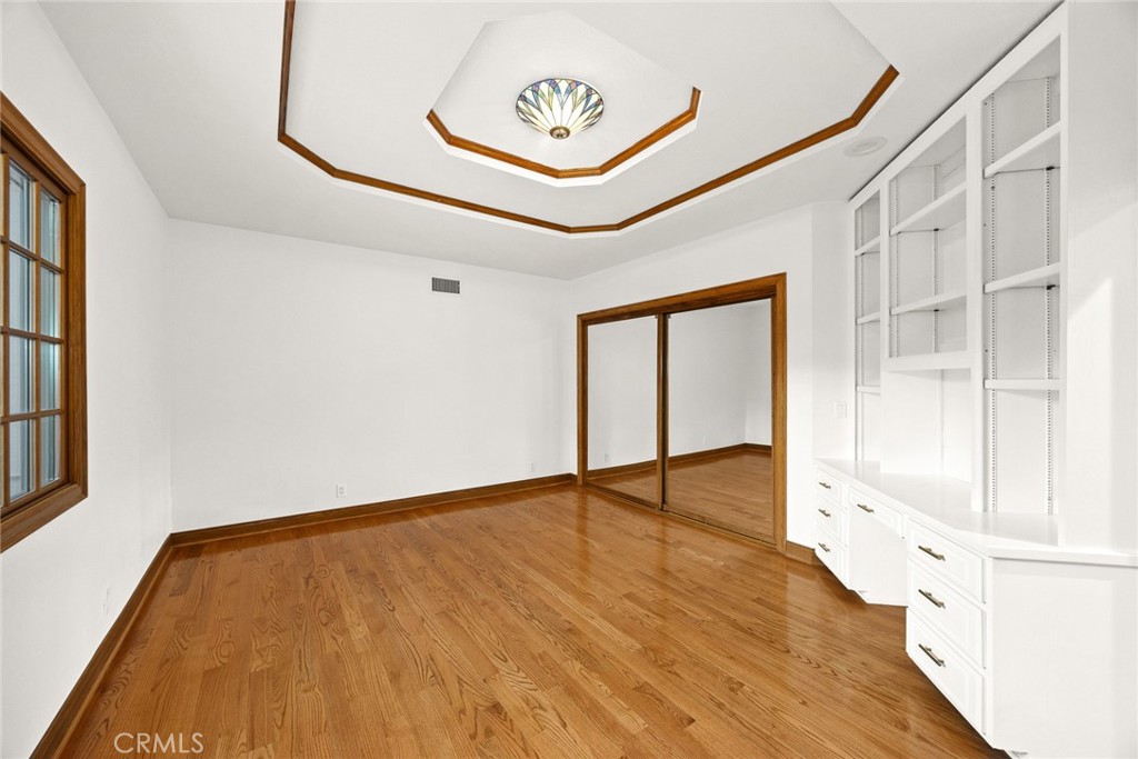 151 E LONGDEN Avenue E