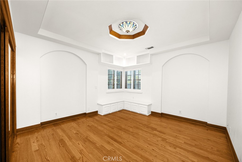 151 E LONGDEN Avenue E