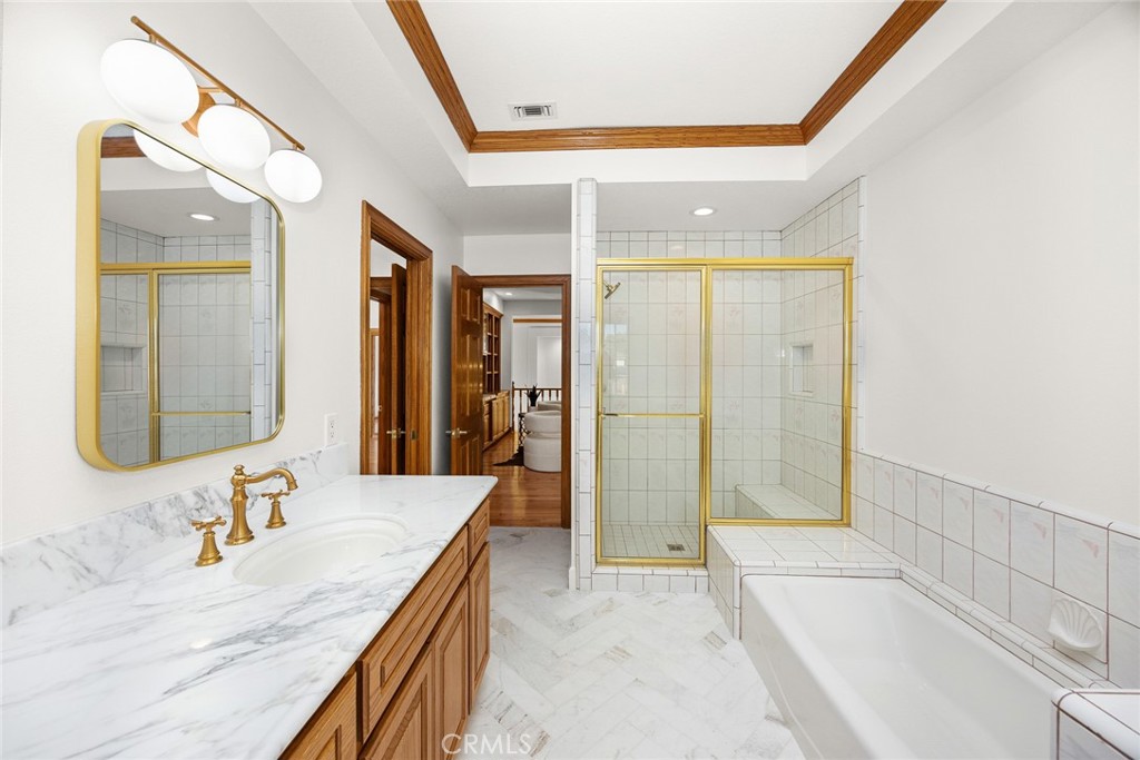 151 E LONGDEN Avenue E