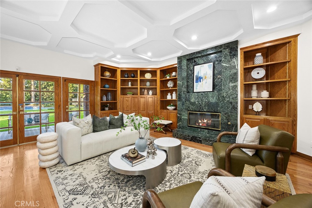 151 E LONGDEN Avenue E