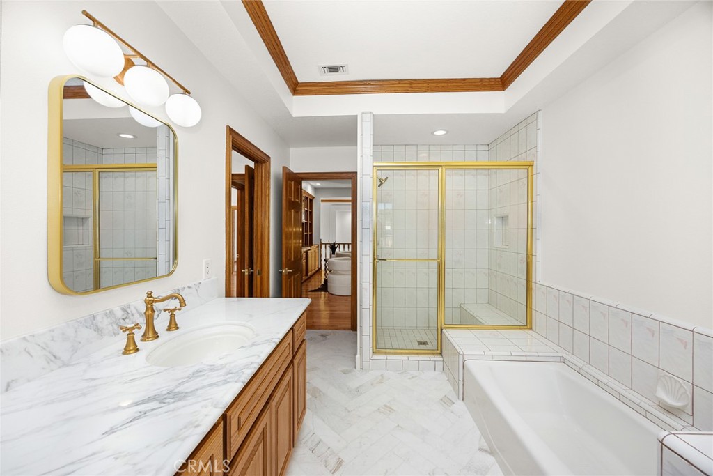 151 E LONGDEN Avenue E