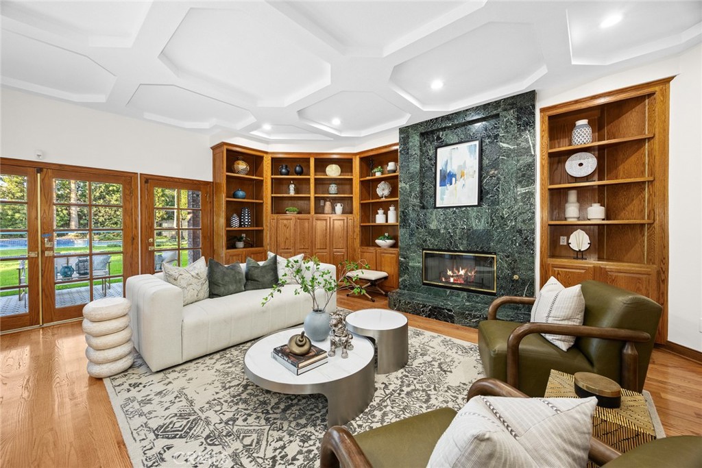 151 E LONGDEN Avenue E