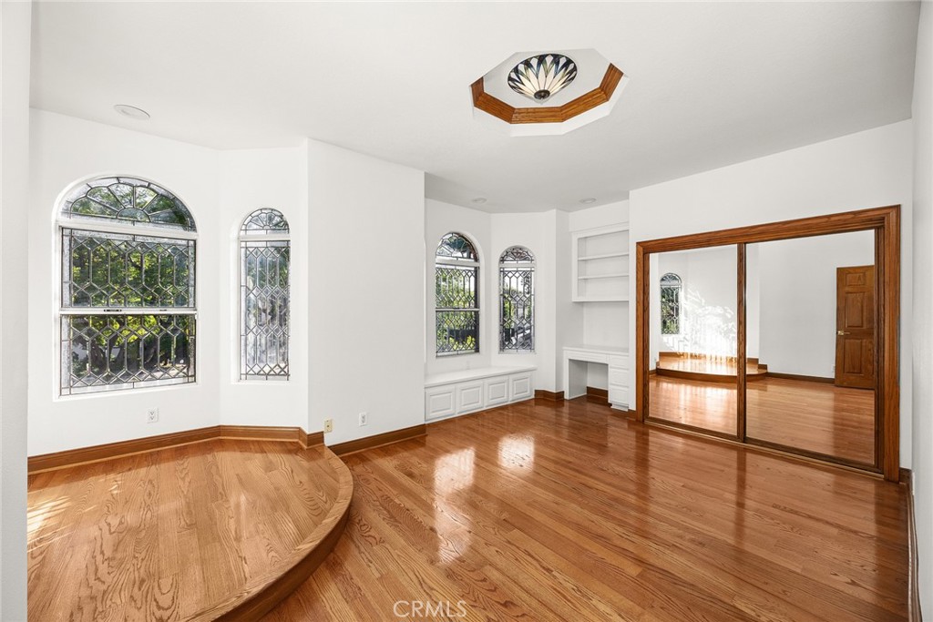 151 E LONGDEN Avenue E