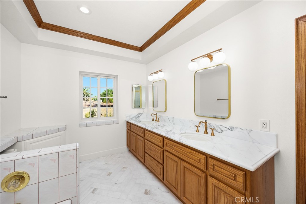 151 E LONGDEN Avenue E