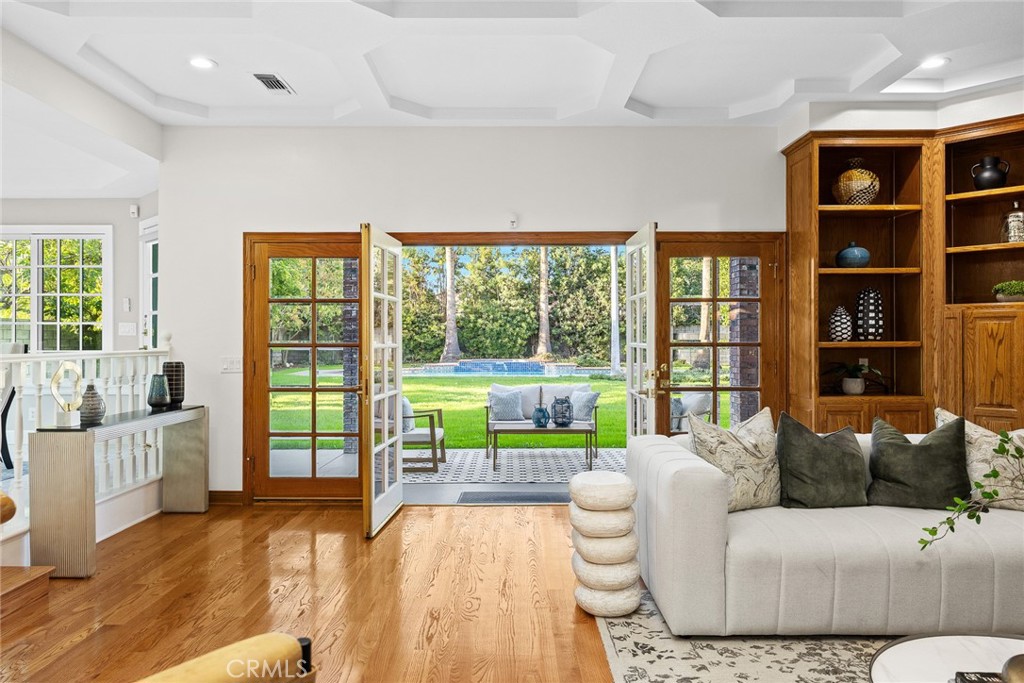 151 E LONGDEN Avenue E