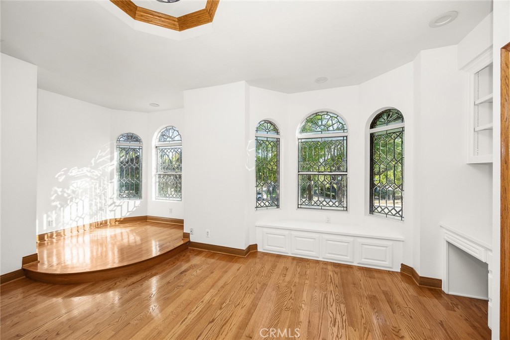 151 E LONGDEN Avenue E