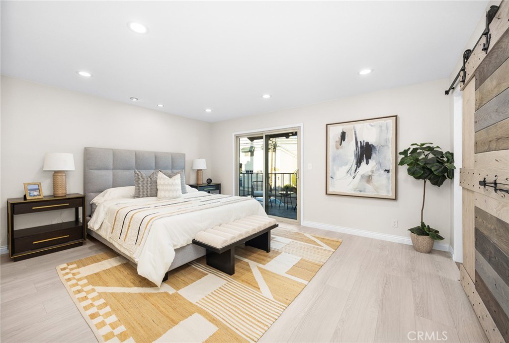 105 S MAYFLOWER AVE E