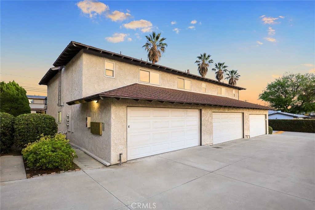 105 S MAYFLOWER AVE E