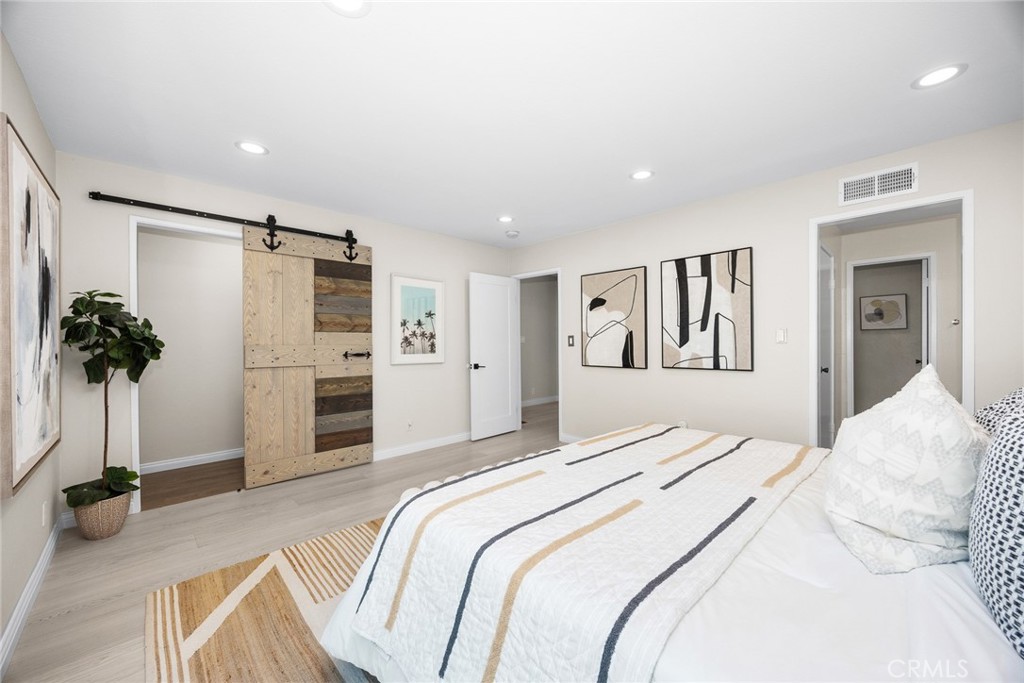 105 S MAYFLOWER AVE E