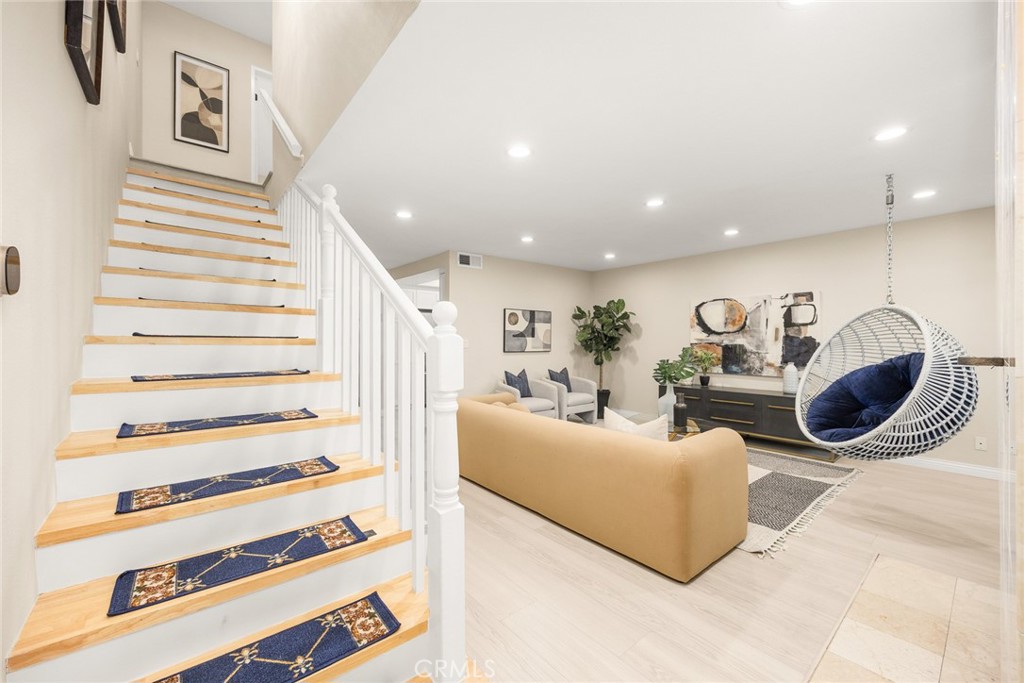 105 S MAYFLOWER AVE E