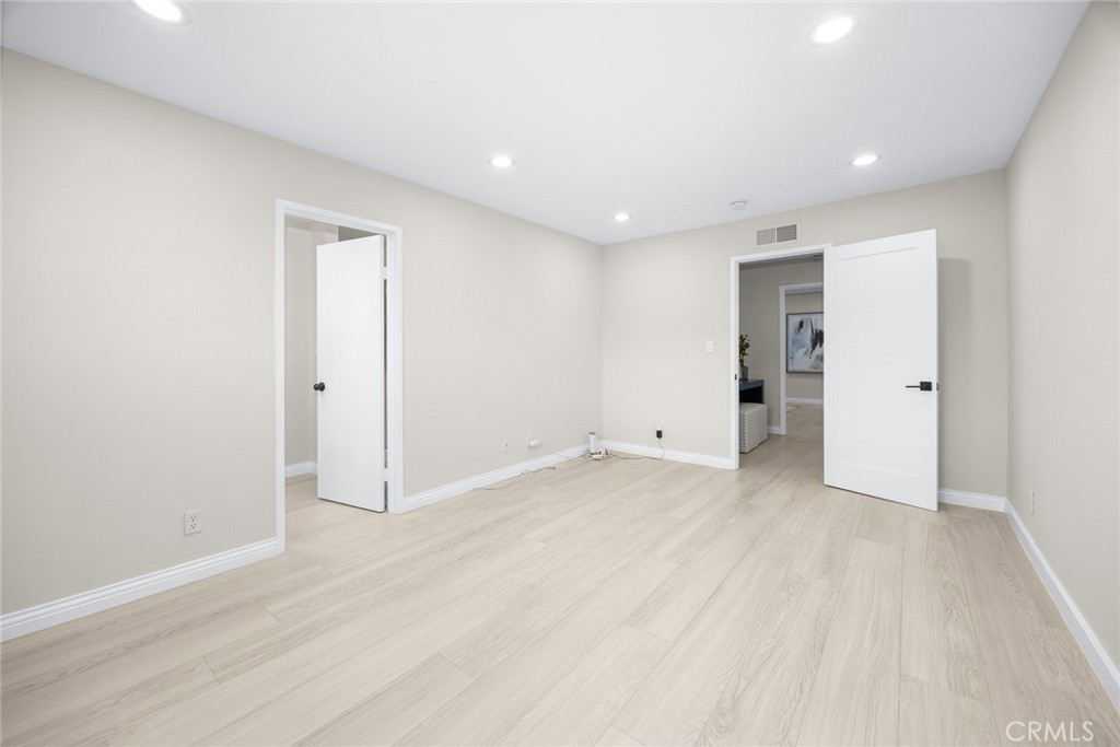 105 S MAYFLOWER AVE E