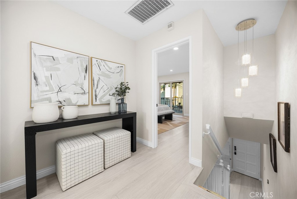 105 S MAYFLOWER AVE E