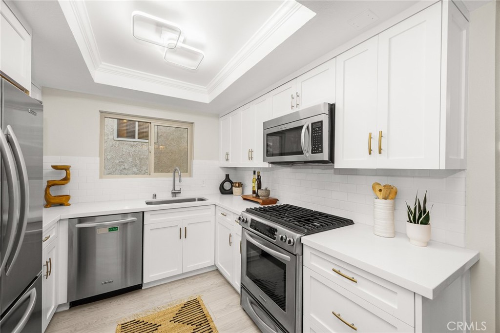 105 S MAYFLOWER AVE E