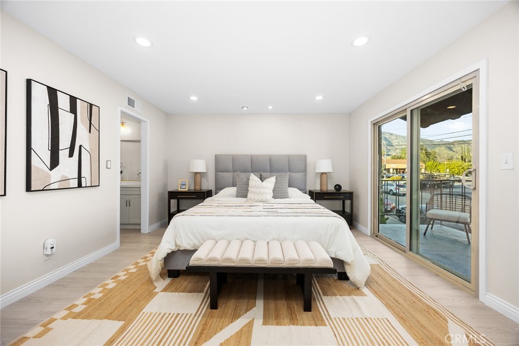 105 S MAYFLOWER AVE E