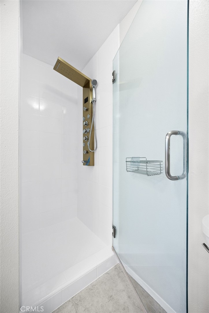 105 S MAYFLOWER AVE E