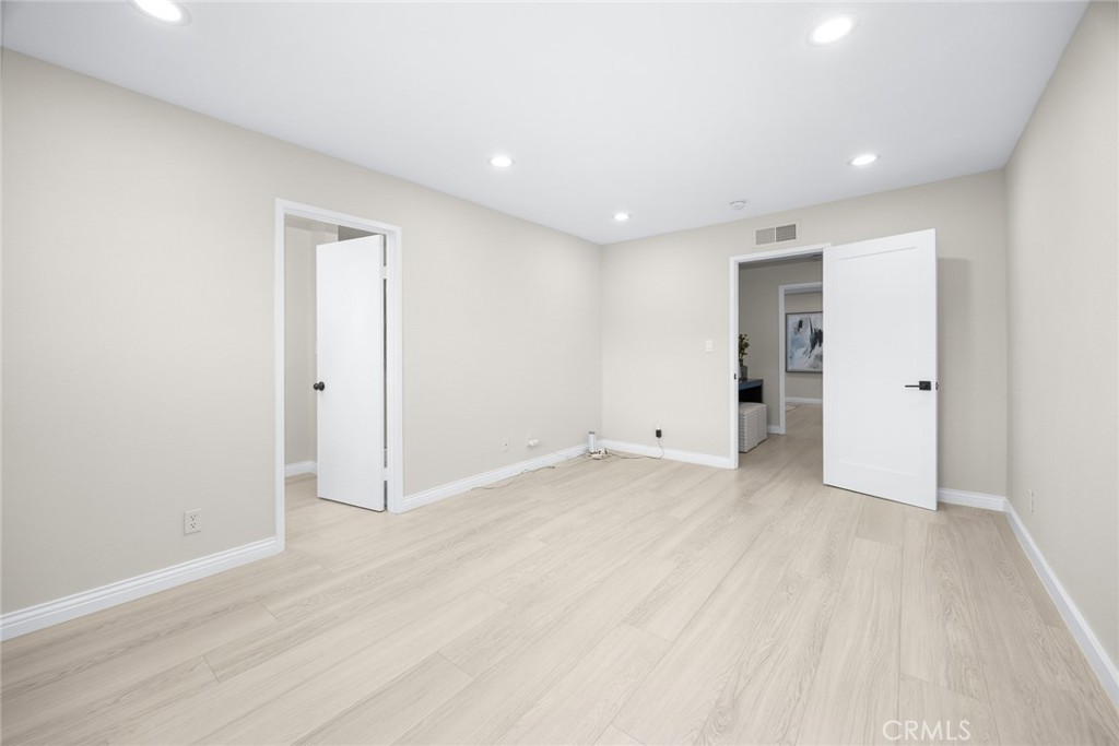 105 S MAYFLOWER AVE E