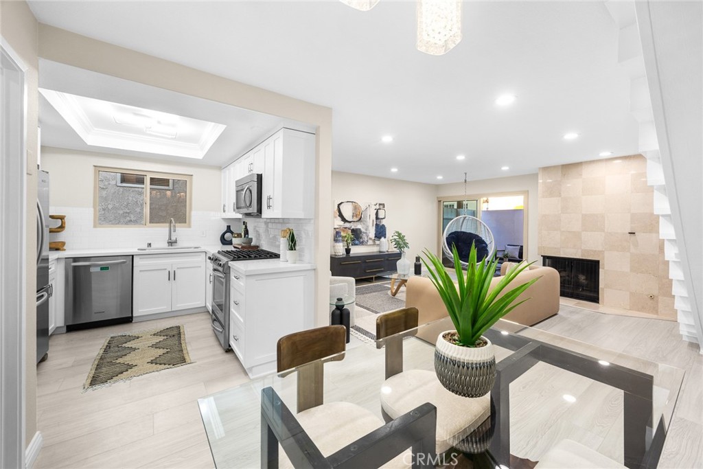 105 S MAYFLOWER AVE E