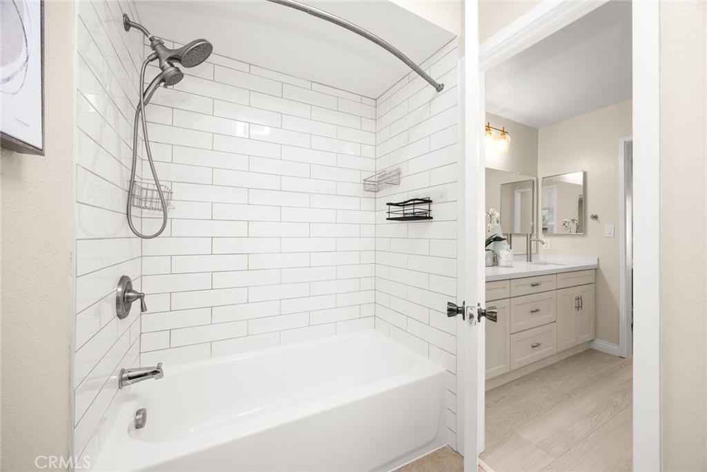 105 S MAYFLOWER AVE E