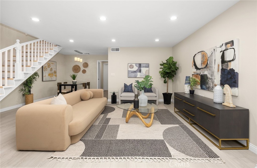 105 S MAYFLOWER AVE E