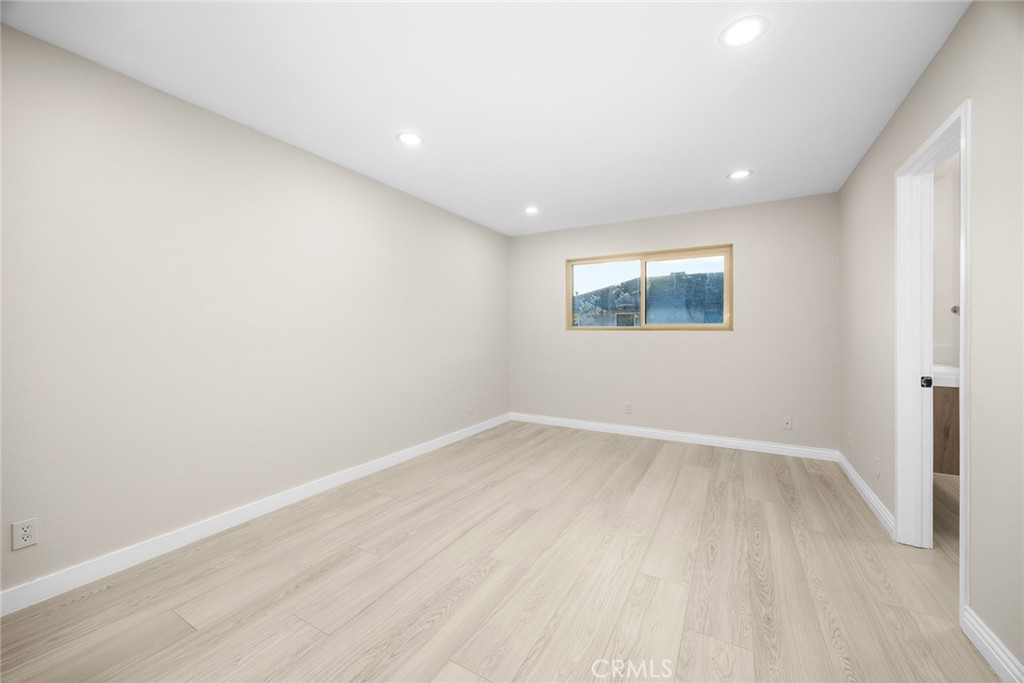 105 S MAYFLOWER AVE E