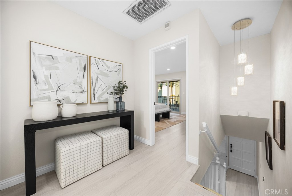 105 S MAYFLOWER AVE E