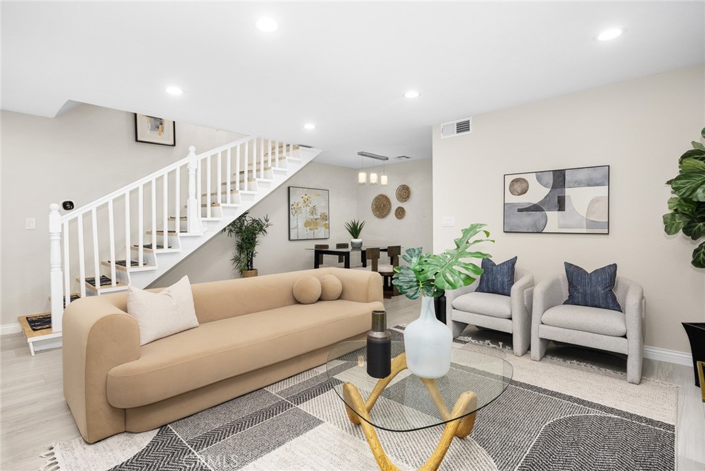 105 S MAYFLOWER AVE E