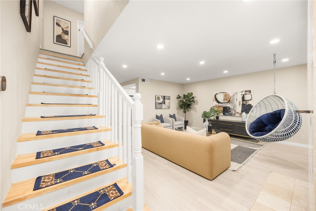 105 S MAYFLOWER AVE E