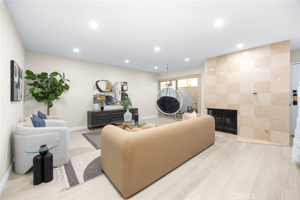 105 S MAYFLOWER AVE E