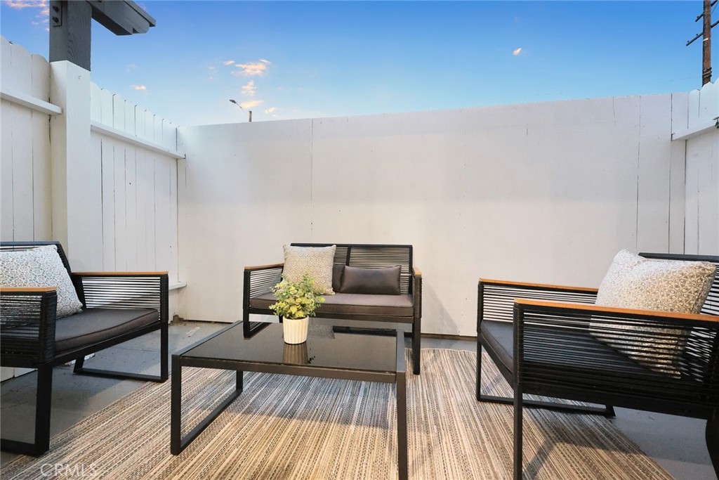 105 S MAYFLOWER AVE E