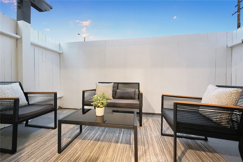 105 S MAYFLOWER AVE E